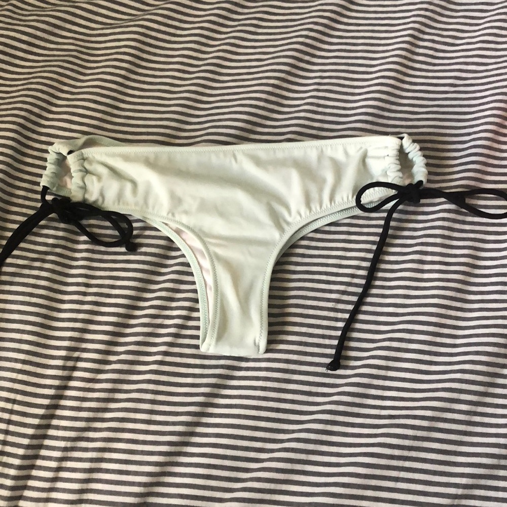Cheeky tie bikini bottoms